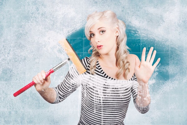 Lưu ý khi vệ sinh vách tắm kính