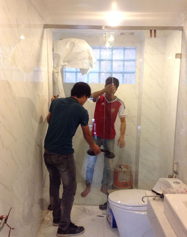 Lưu ý khi lắp đặt vách tắm kính