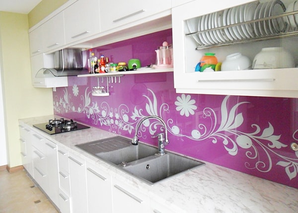 Kính màu ốp bếp