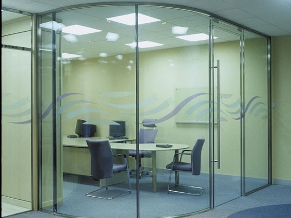 Vách ngăn kính có trọng lượng nhẹ nên dễ lắp ghép, lại mang loại không gian văn phòng có thẩm mỹ cao 