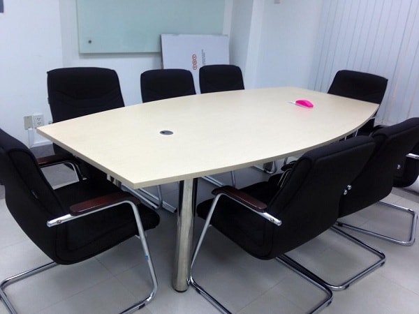Bàn họp chấn sắt khắc phục được khá nhiều hạn chế so với nội thất văn phòng truyền thống