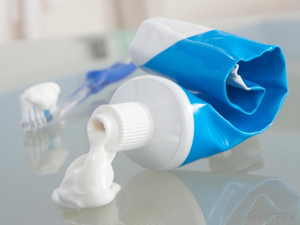 Mẹo hay xử lý vách ngăn kính bị xước, bị mờ hay ẩm mốc