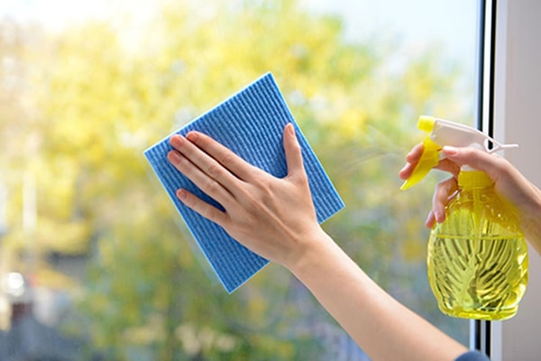 Mẹo hay xử lý vách ngăn kính bị xước, bị mờ hay ẩm mốc