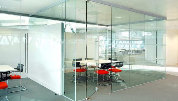 Ưu nhược điểm của loại vách ngăn bằng kính cường lực