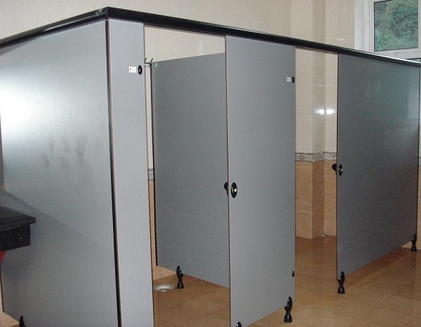 Ưu nhược điểm của các loại vách ngăn vệ sinh phổ biến