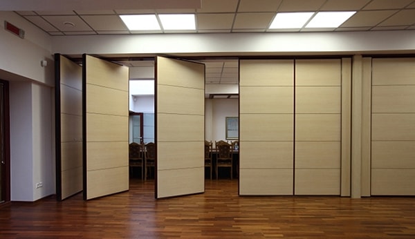 Vách ngăn bằng di động phân cách phòng khách và bếp